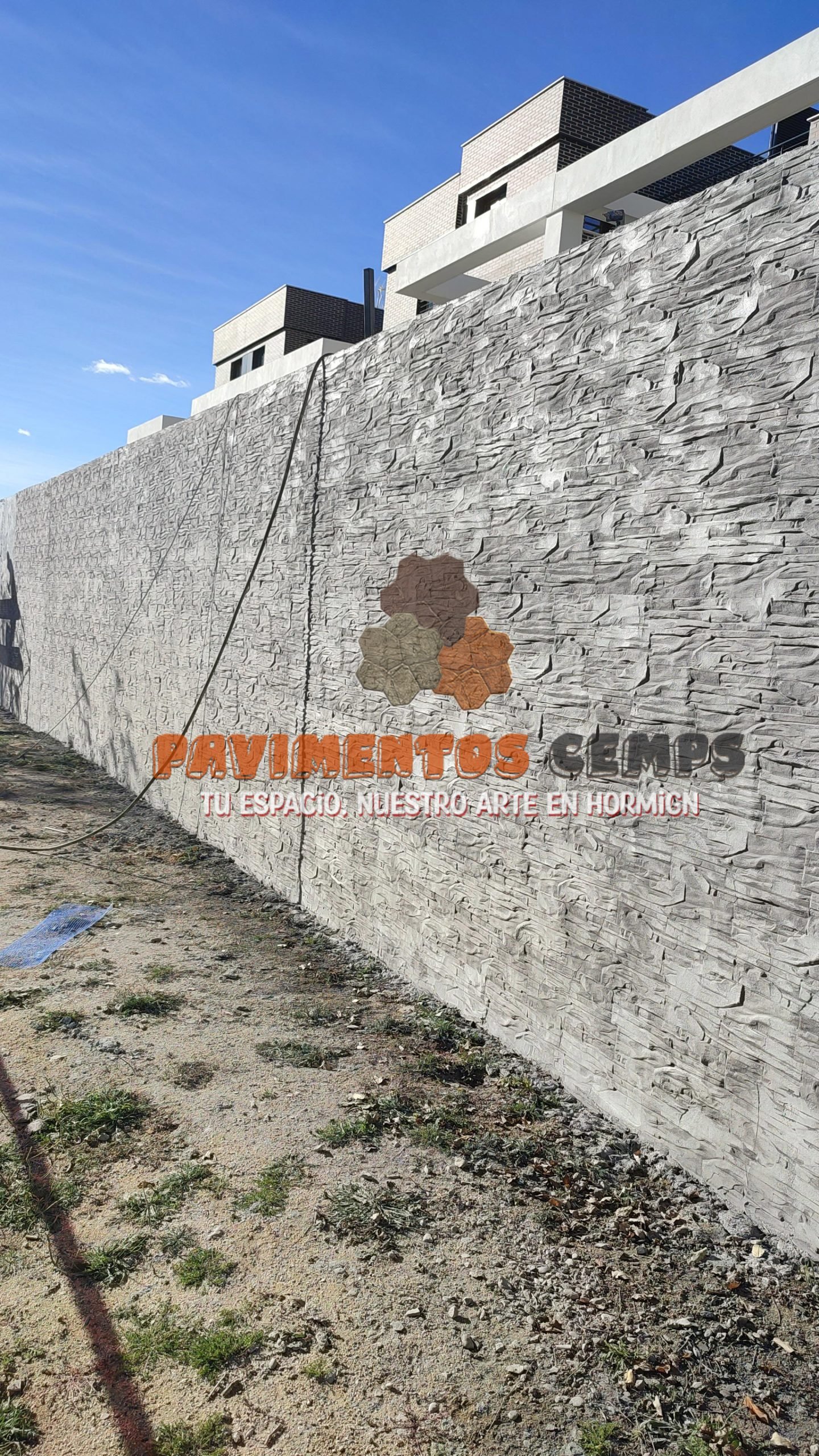 Pared de hormigón impreso vertical con acabado moderno y resistente, proyecto en Madrid.